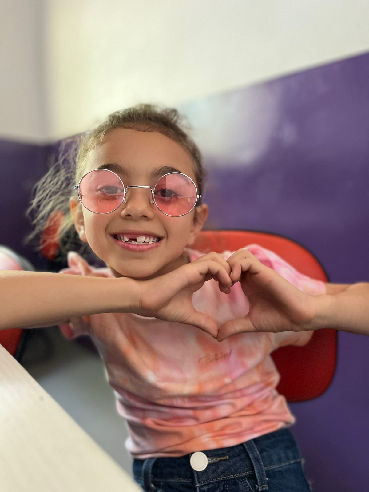 Aluna sorrindo em atividade na Neon Educacional