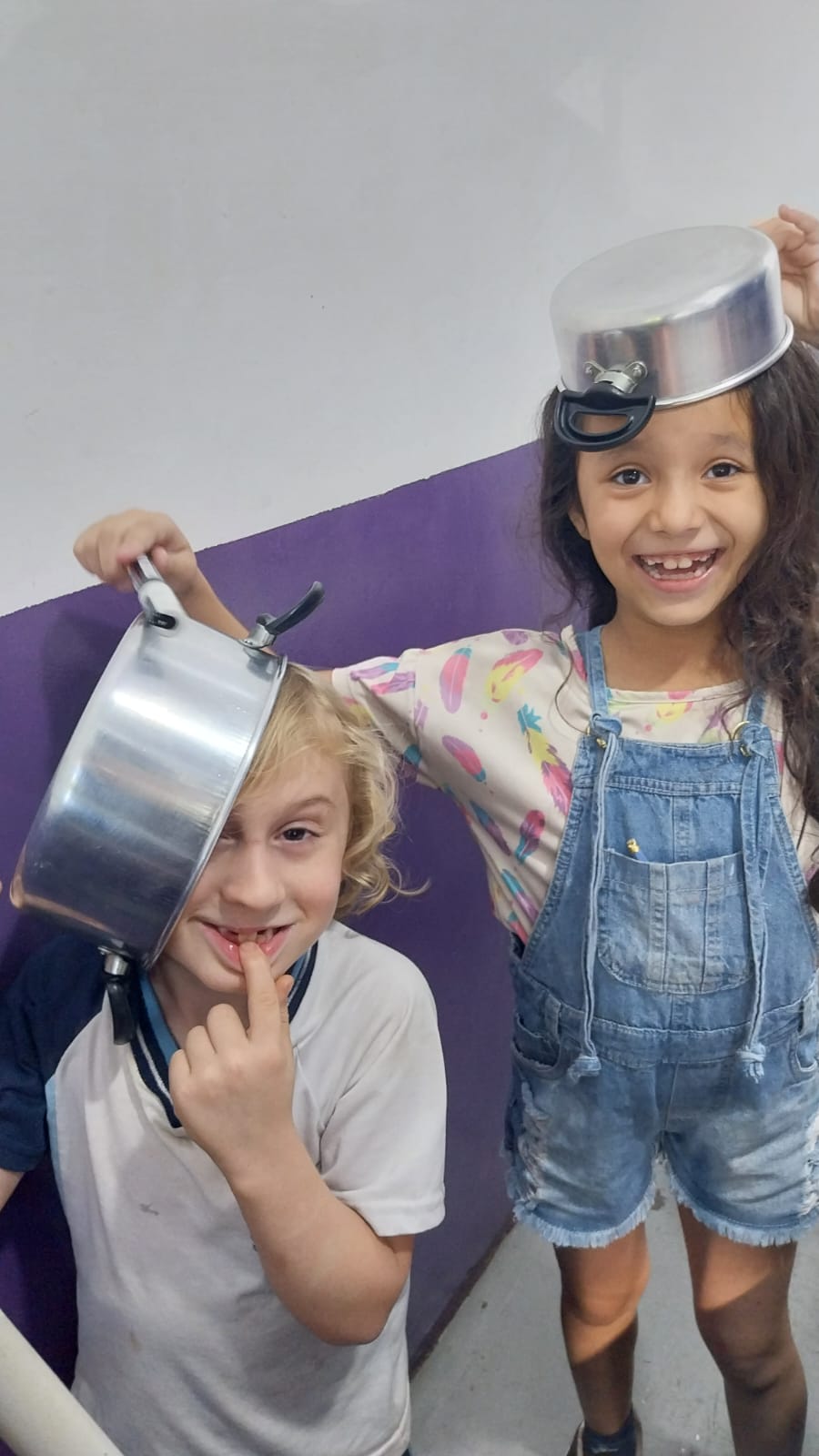 Criança sorrindo em atividade da Neon Educacional